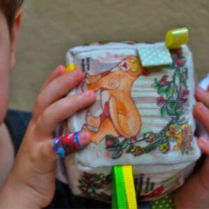 "cubo sensorial flora y fauna argentina -juguetes sustentables - juguetes de tela primera infancia - juguetes didácticos"